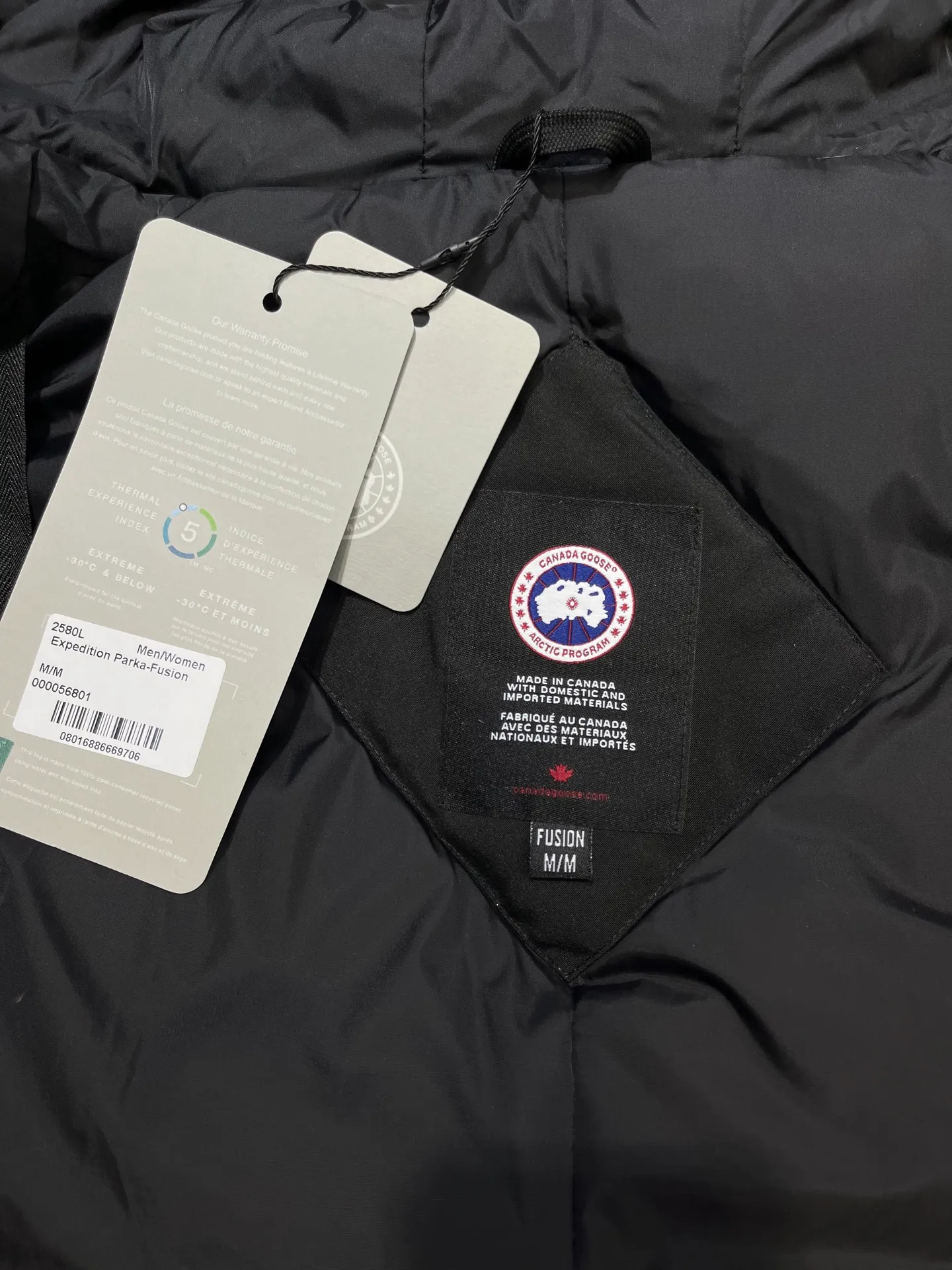 P860 Canada goose/Canada Goose 05 model 2580LA CANADA GOOSE/Canada Goose Rossclair parka women's down jacket, authentic original clothing molding, all accessories are custom-made from the original factory. This model is very unique. The zipper at the back can be opened to change into a dovetail style, with diagonal pockets and a layer of hidden pockets underneath. The official website has become a popular model. The softness and hardness of the fabric are compared with the genuine ones. It can be restored by kneading at will (fabric misunderstanding: fabrics with high hardness are not waterproof. Only those who buy the latest genuine version this year will notice the softness and comfort of the fabrics). The down is synchronized with the genuine white duck down. It is fluffy and not lumpy. The electronically controlled down charging machine is used to fill the zippers with customized genuine YKK zippers. High hardness and no lag. The fur collar is purchased from the same manufacturer as Wolf Hair. (Cooperative factory 2019 Canadian wolf skin auction and Big Goose official auction of wolf skin fur collars on the same site) All workmanship and wiring are controlled by workers with more than ten years of service. They must be horizontal and vertical, and are not crooked. The density of the inner wiring is more exquisite. Compare at will. Big goose label, collar label, washed label, hang tag, zipper rope, pocket label, back label, collar velvet, Velcro fasteners, all details of the cuffs are updated simultaneously with the original product, the best version, and the most complete color matching. The fighter in World 05 battles various world goods. Size: XS-XL